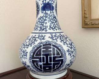 Traditional Chinese Cobalt Blue White Porcelain Vase