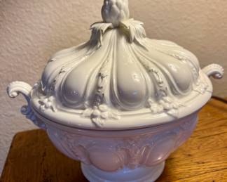Mottahedeh Cream Ware Artichoke Themed Tureen