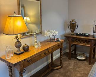 Jacobean Style Flip Top Console Table, Pineapple Table Lamp, Asian-Inspired Rustic Solid Wood Wine Rack/Table