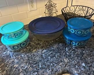 Pyrex bowls with lids.