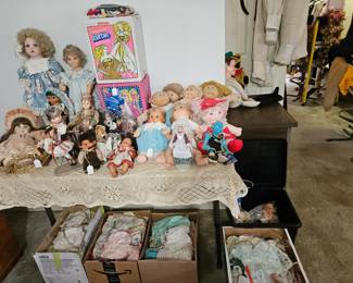 MANY DOLLS & DOLL CLOTHES - BARBIE DOLLS, CABBAGE PATCH, +++