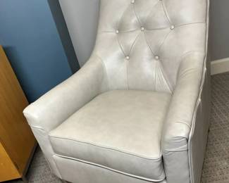 1 LaZBoy Marietta Leather Armchairmin