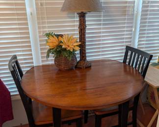 Cute, great condition! Small 2-person table and chairs