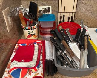 TONS OF KITCHEN KNIVES