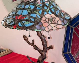 Tiffany-style stained glass table lamp