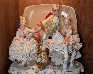 Dresden Lace Trio playing piano