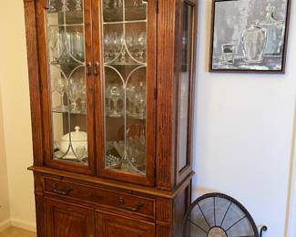 Solid display cabinet