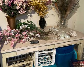 More floral decorating items