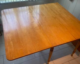 Table with folding sides 