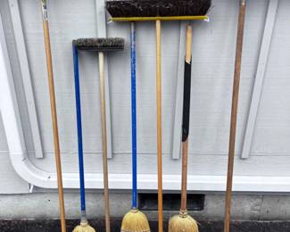 198 ShopBroomsWhiskBrooms