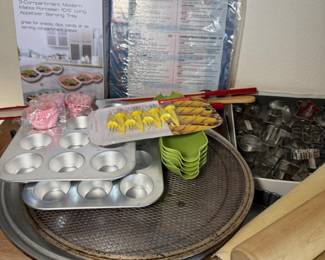 64 ElectricPizzaPanBakingTinsPinsCookieCuttersPlus