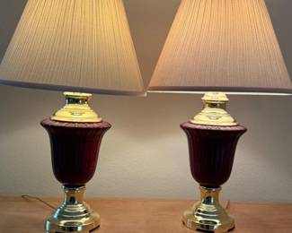 12 2OKLightingCoBurgundyTulipWithBrassBaseTableLamp