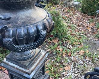 Metal urn, doing movement one of the handles disconnected