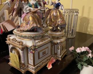 Capo Dimonte garniture set (3 pieces).  Clock does not work, beautiful set!