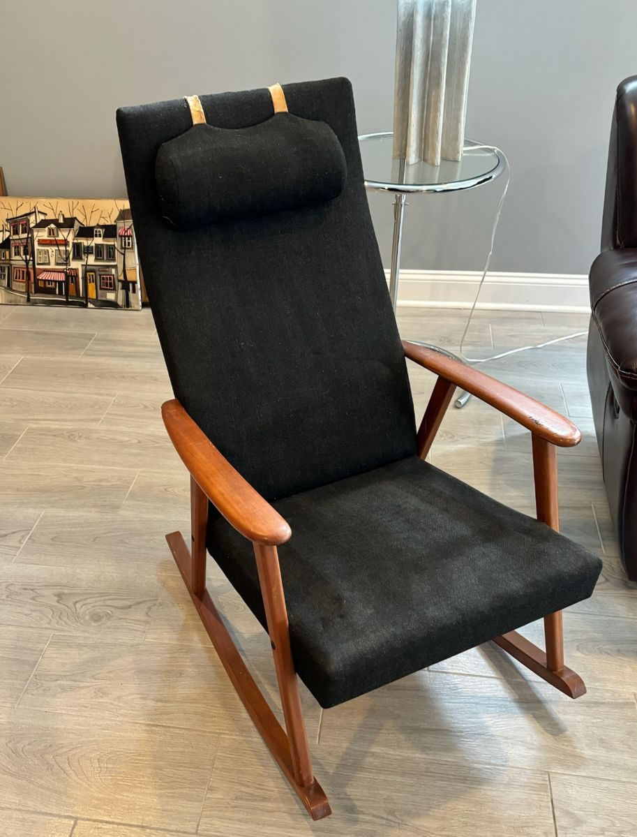 75. Vintage Mid Century Rocker (25" x 28")