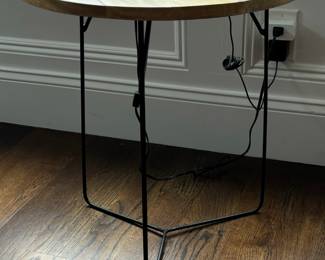 15. Round Accent Table w/ Metal Base (21" x 22")