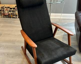 75. Vintage Mid Century Rocker (25" x 28")