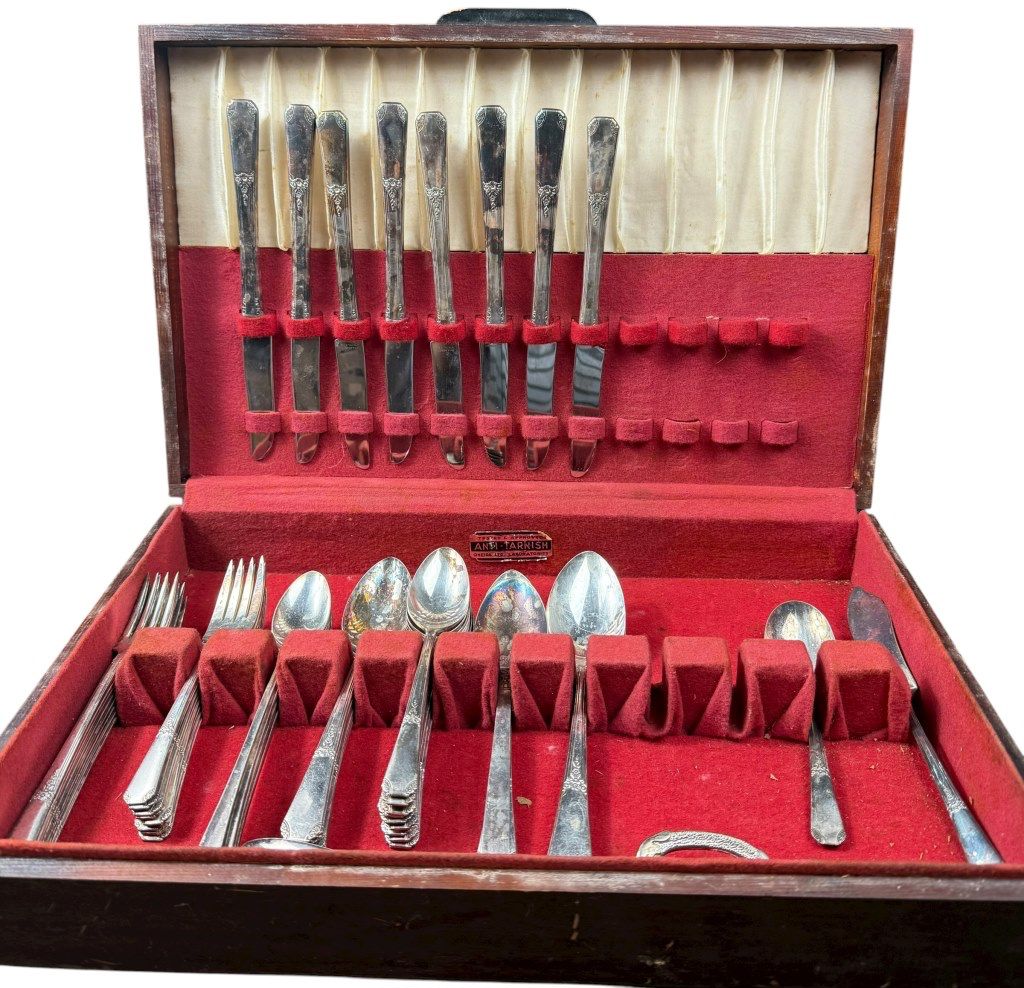 62 Piece Anti Tarnish Dinnerware