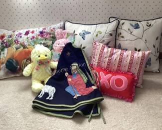 Accent pillows & decor