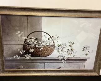 Many decorative pictures