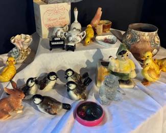 Decorative collectibles Shawnee, Fenton, Goebel More