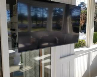 Outdoor TV with mounting bracket