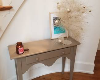 One-drawer foyer table