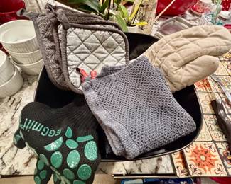 Oven mitts and kitchen towels