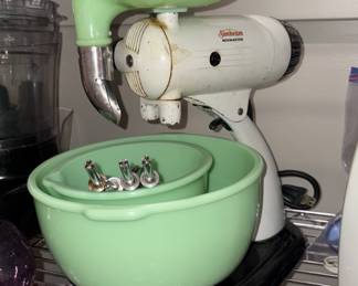 Vtg Sunbeam Mixmaster w/Jadeite Bowls!
