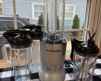 NutriBullet Personal Blender w/Extra Cups, Lids, & Straws - Set!!