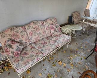 Awesome white iron patio set!! Very good condition!!