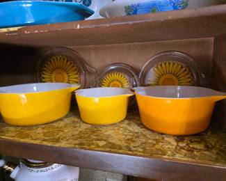Pyrex casserole dishes, Daisy or Sunflower pattern casserole dish lid, a Sunflower pattern.