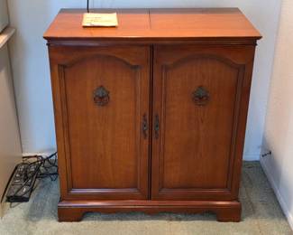 1940s Magnificent Magnavox turntable radio cabinet