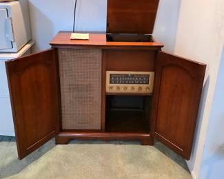 1940s Magnificent Magnavox turntable radio cabinet