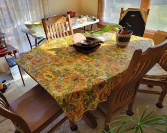 Very nice Table and Chairs