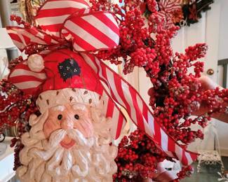 Love the Santa on this wreath