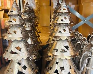Metal trees hold tealight. 2 sizes.