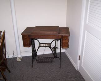 OAK SEWING CABINET WITH ELECTRIFIED MACHINE