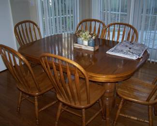 OAK DINETTE TABLE, LEAF & 6 CHAIRS