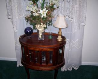 MAHOGANY VITRINE TABLE & SMALLS