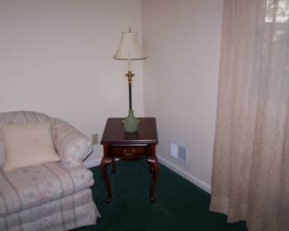 QUEEN ANNE-STYLE LAMP TABLE & LAMP