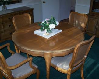 THOMASVILLE DINING TABLE--HAS 3 LEAVES, PADS & 6 CHAIRS