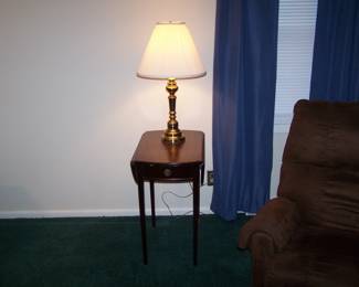 MAHOGANY LAMP TABLE & BRASS ALMP