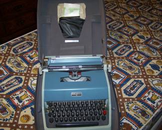 OLD TYPEWRITER