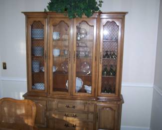THOMASVILLE FRUITWOOD CHINA CABINET
