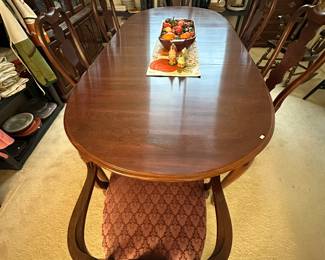Beautiful dining room table 3 leaves and six chairs. 