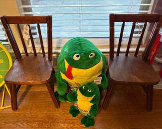 How big is the world’s largest frog?                                                  The Goliath frog can grow up to 15 inches long and weigh up to 7 pounds!!