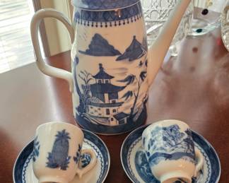 Mottahedeh Coffee Pot, Two cups and Saucers