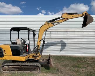 1997 Caterpillar Mini-excavator Model 303.5 AFW00686, Engine Model 3013, 4846 Hrs., Diesel Engine.
Engine: Gross Power 27 HP, Net Power: 25HP
Operating weight: 7546 Lb.
Good working condition.