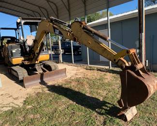 1997 Caterpillar Mini-excavator Model 303.5 AFW00686, Engine Model 3013, 4846 Hrs., Diesel Engine.
Engine: Gross Power 27 HP, Net Power: 25HP
Operating weight: 7546 Lb.

Good working condition.